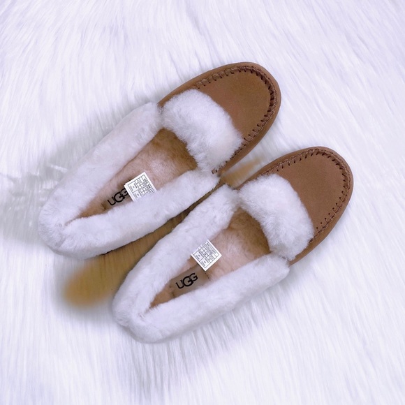 UGG Women’s Dakota Spill Seam Chestnut Moccasin Slippers - Picture 4 of 8